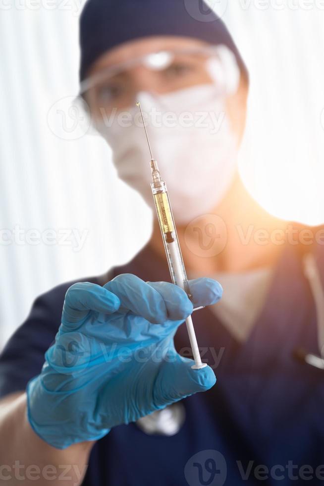 arzt oder krankenschwester, die einen chirurgischen handschuh tragen, der  eine coronavirus-covid-19-impfflasche und eine spritze hält 16426383  Stock-Photo bei Vecteezy