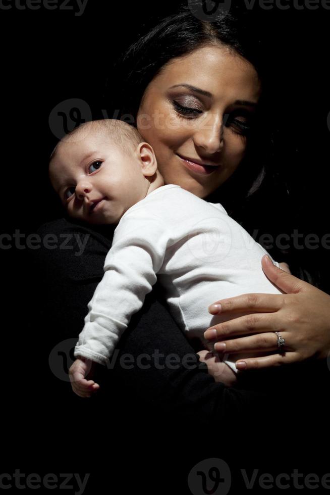 attraktive ethnische frau mit ihrem neugeborenen baby foto