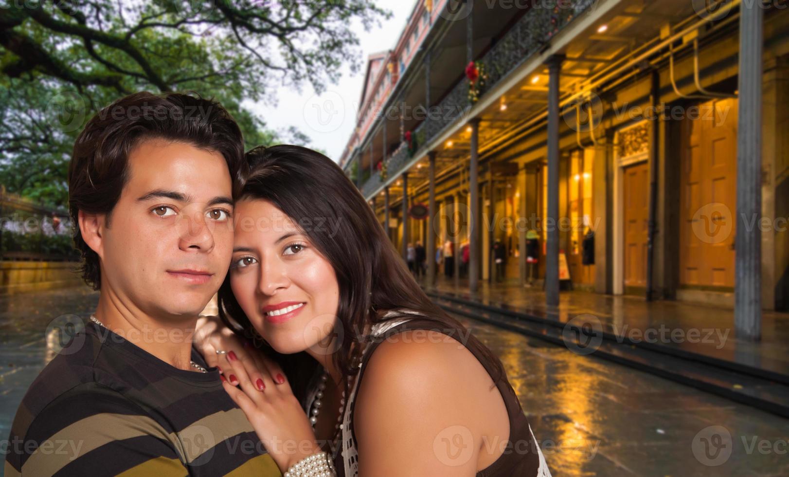 glückliches hispanisches paar, das einen abend in new orleans, louisiana, genießt foto