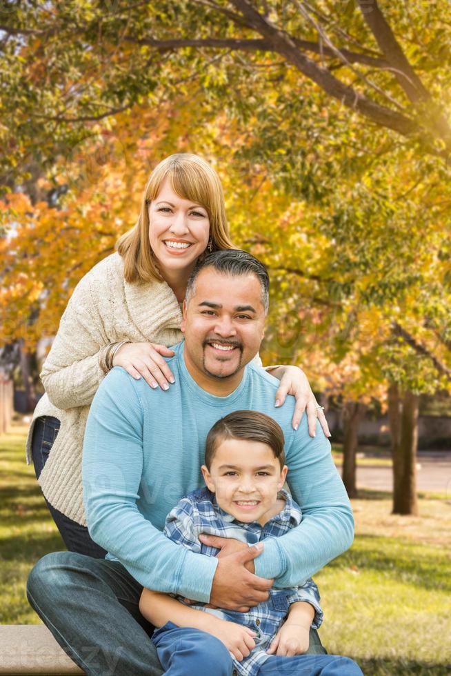 Hispanisches und kaukasisches Familienporträt gemischter Rassen im Park foto