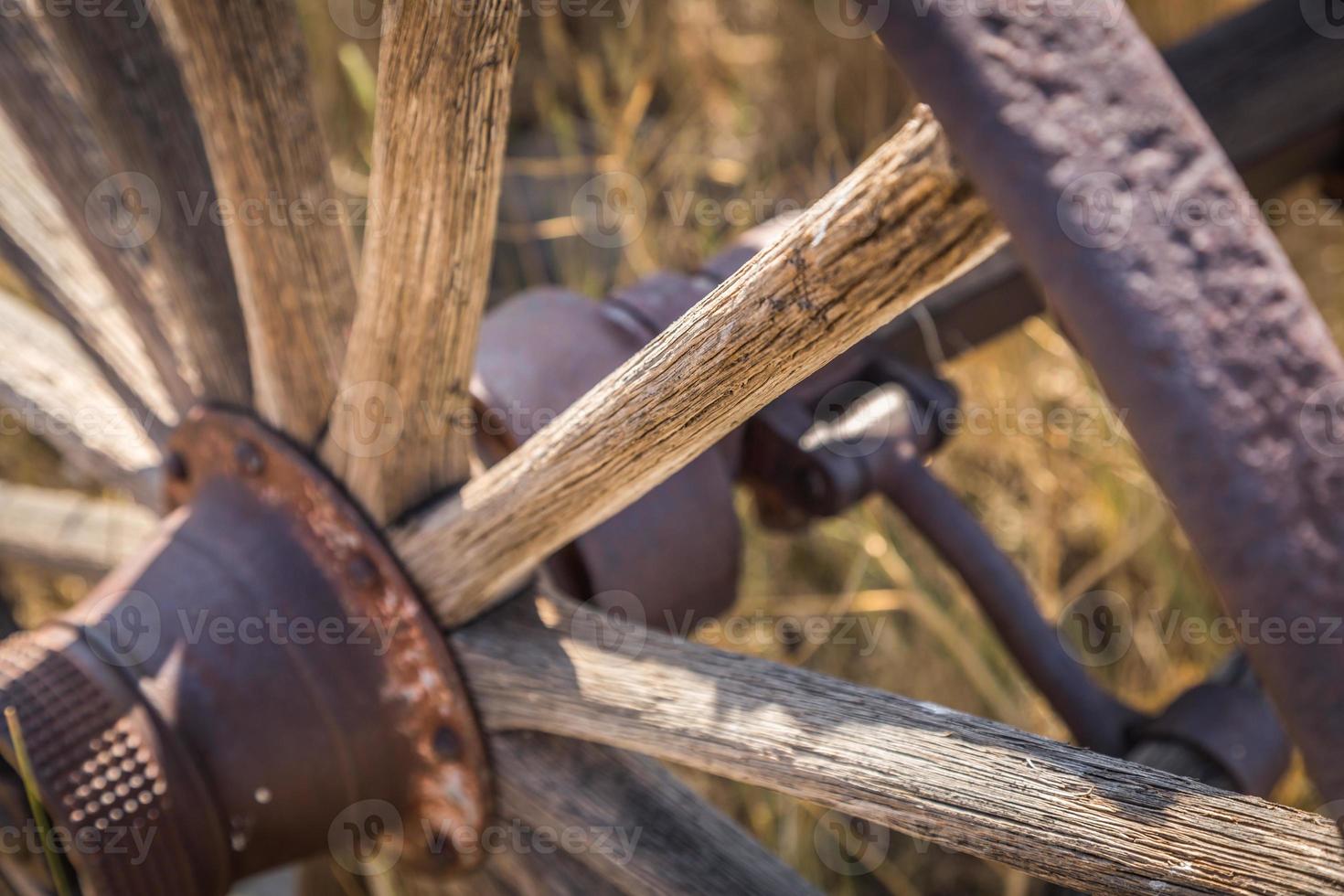 Auszug aus Vintage antikem Holz Wagenrad. foto