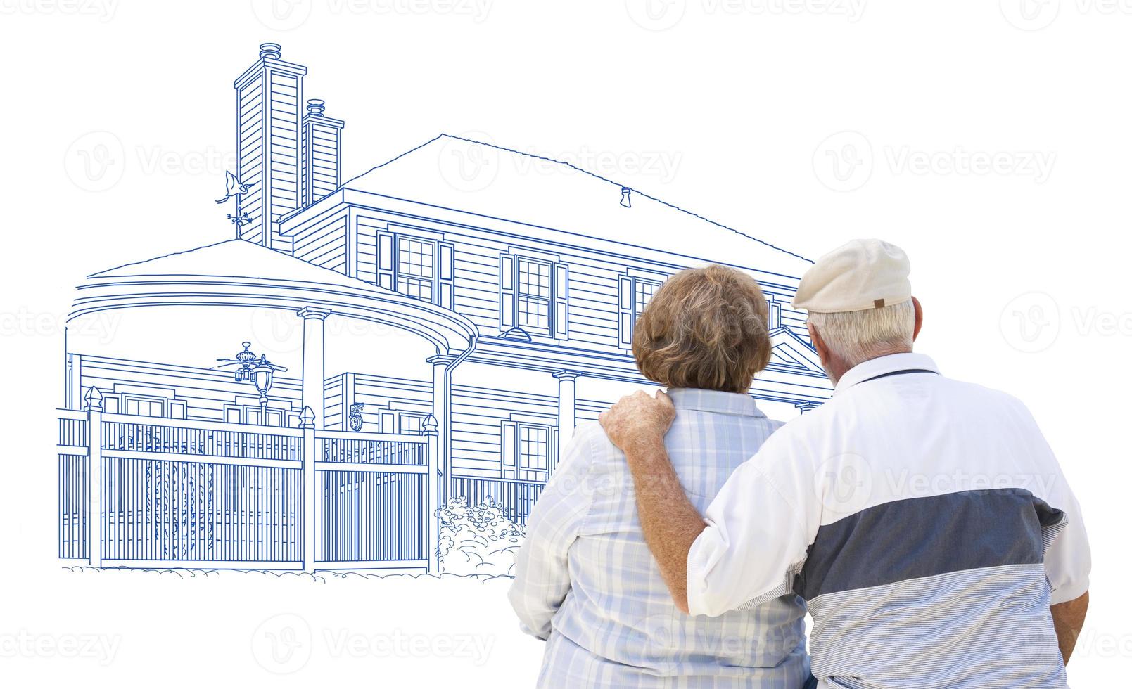 umarmendes älteres paar, das hauszeichnung auf weiß betrachtet foto