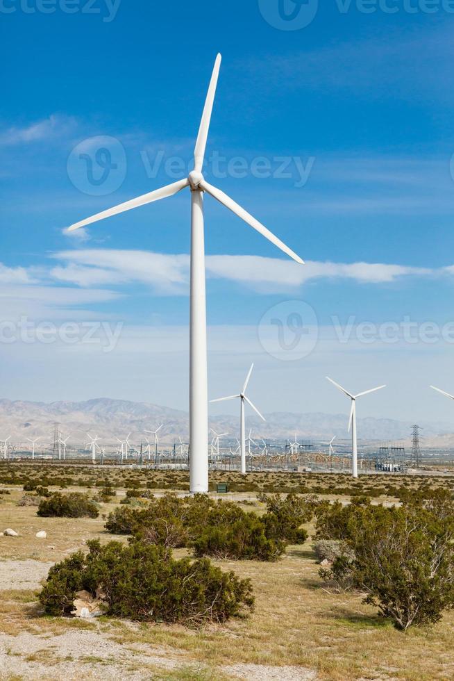 Dramatischer Windturbinenpark in der Wüste von Kalifornien. foto