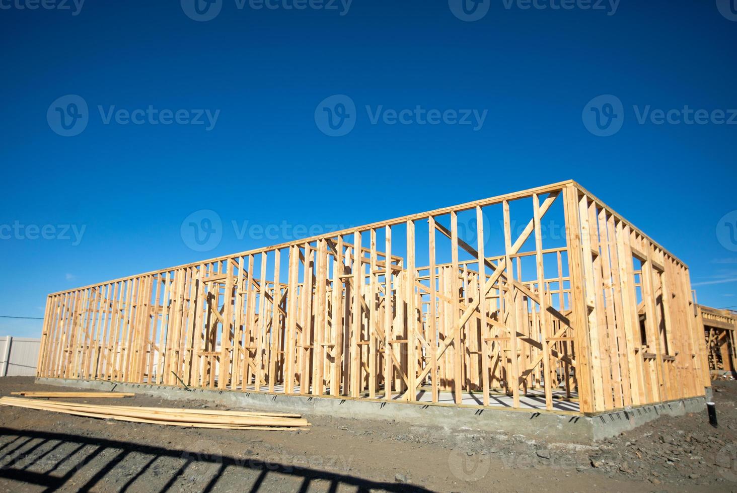 Holzhausrahmen abstrakt auf der Baustelle foto