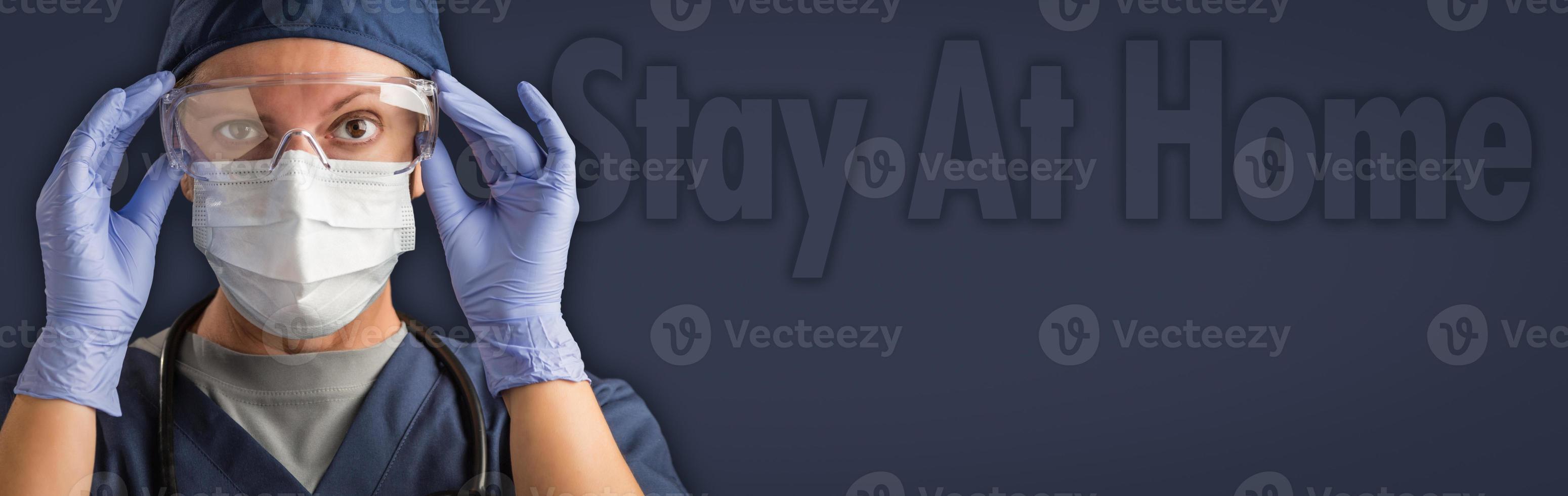 Banner der Ärztin oder Krankenschwester in medizinischer Gesichtsmaske und Schutzausrüstung mit dem Text „zu Hause bleiben“ dahinter foto
