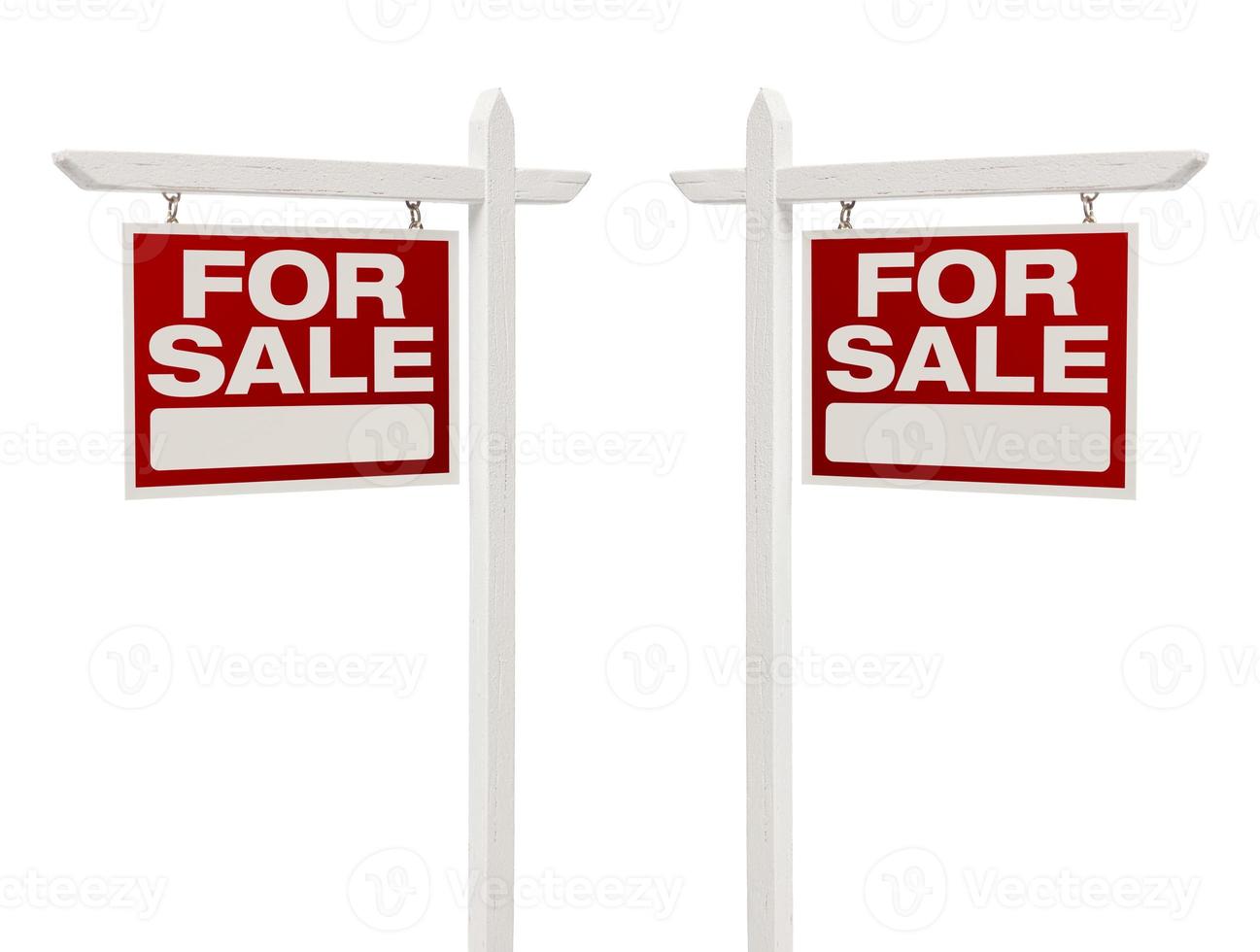 Paar von zum Verkauf stehenden Immobilienschildern mit Beschneidungspfad foto