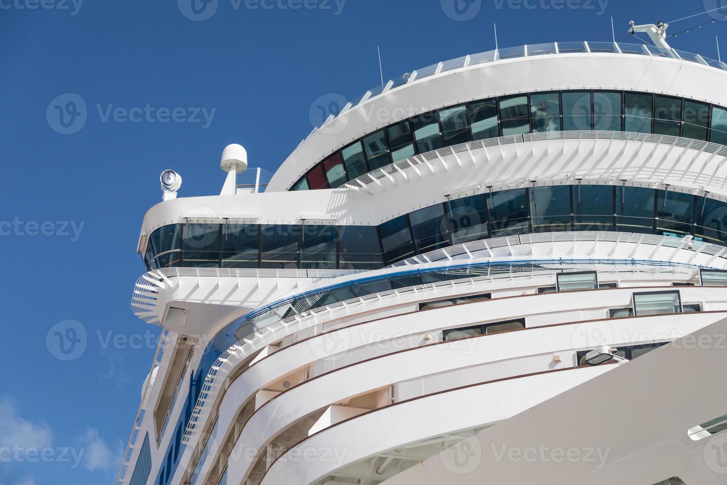 Kreuzfahrtschiffdecks abstrakt gegen blauen Himmel foto