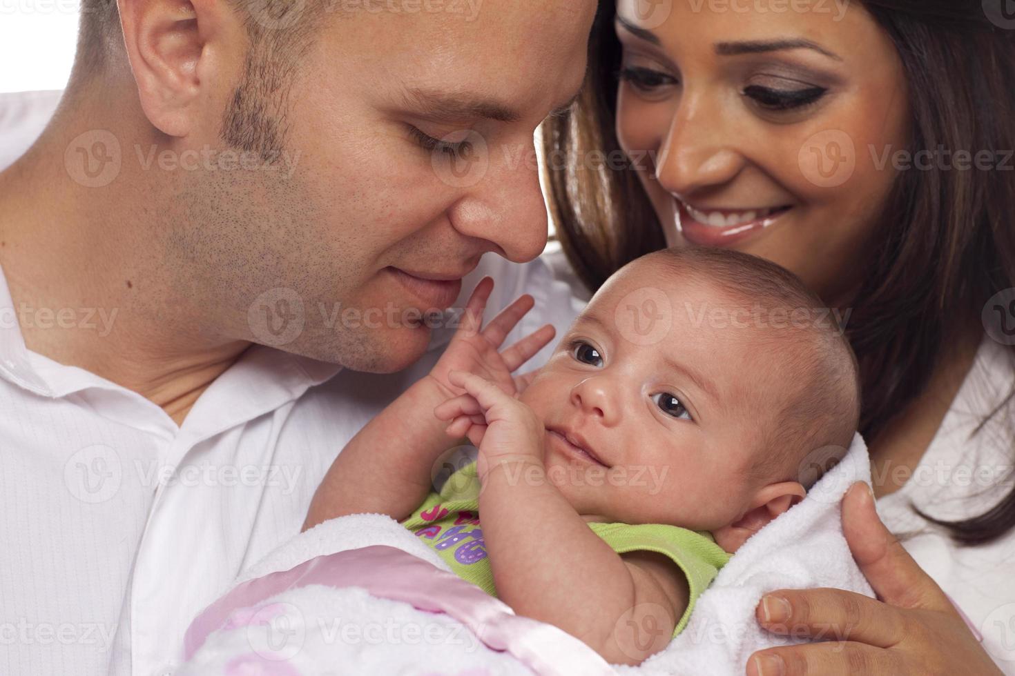 Junges Paar gemischter Rassen mit neugeborenem Baby foto