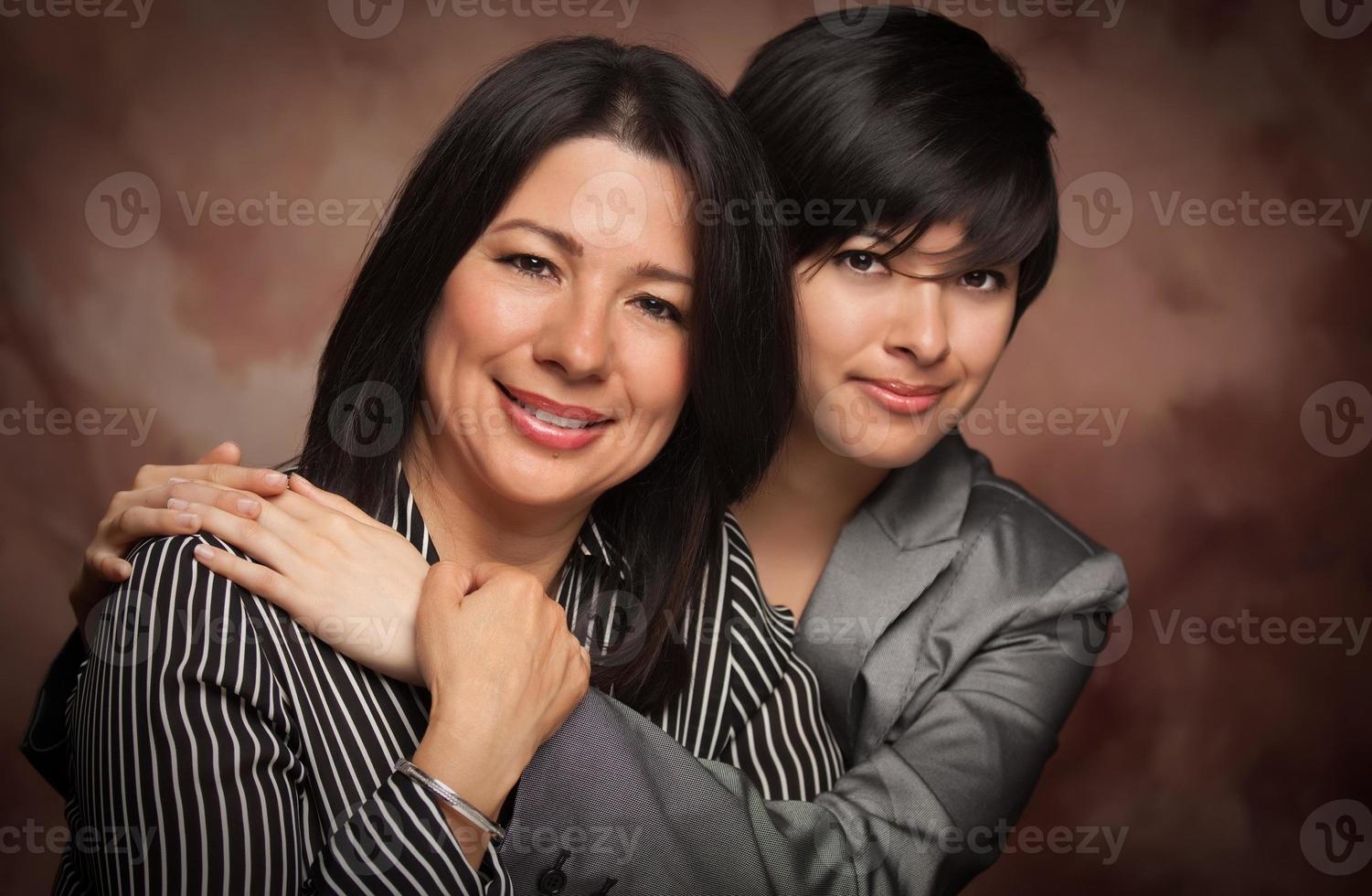 Attraktives multiethnisches Studioporträt von Mutter und Tochter foto