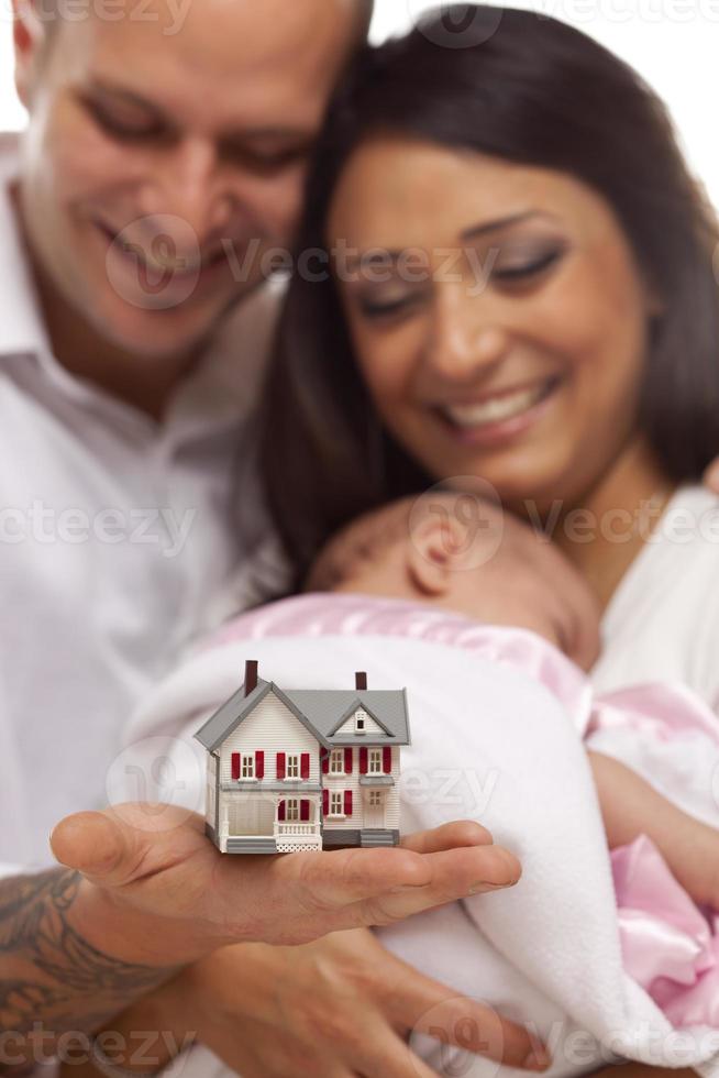 Mischlingsfamilie mit kleinem Musterhaus foto