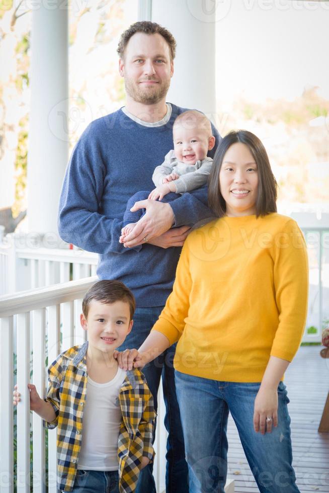 junges chinesisches und kaukasisches familienporträt der gemischten rasse foto