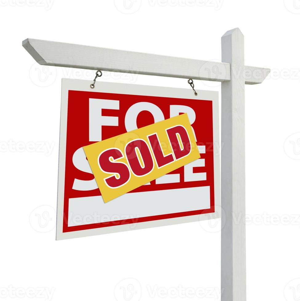 verkauftes haus zum verkauf immobilienschild auf weiß foto