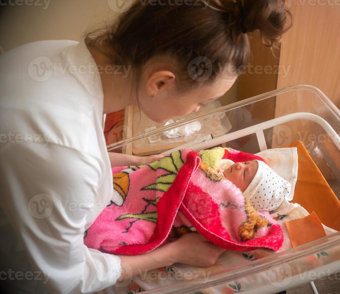 Mutter und ihr kleines neugeborenes Mädchen foto