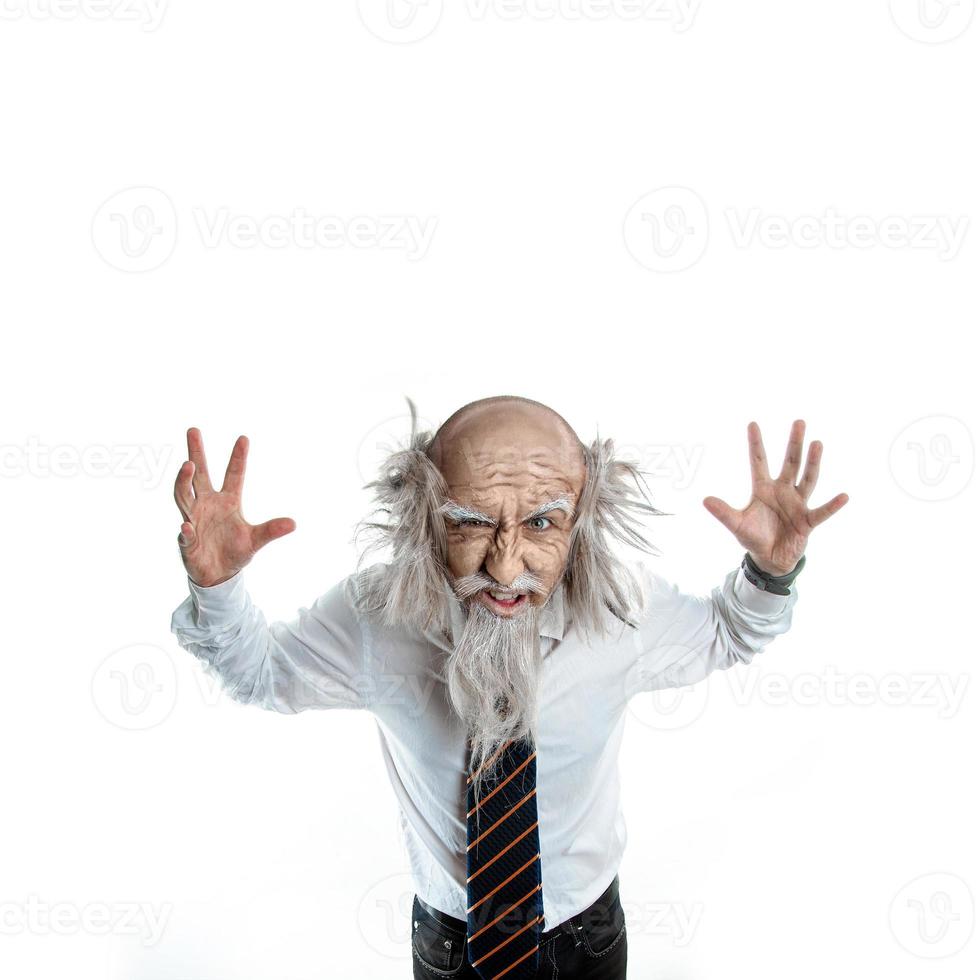 verrückter alter Mann auf weißem Hintergrund im Studio foto