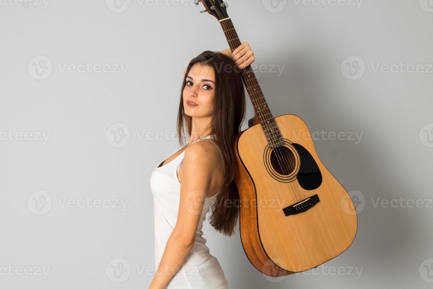 schöne Brünette Frau mit Gitarre foto