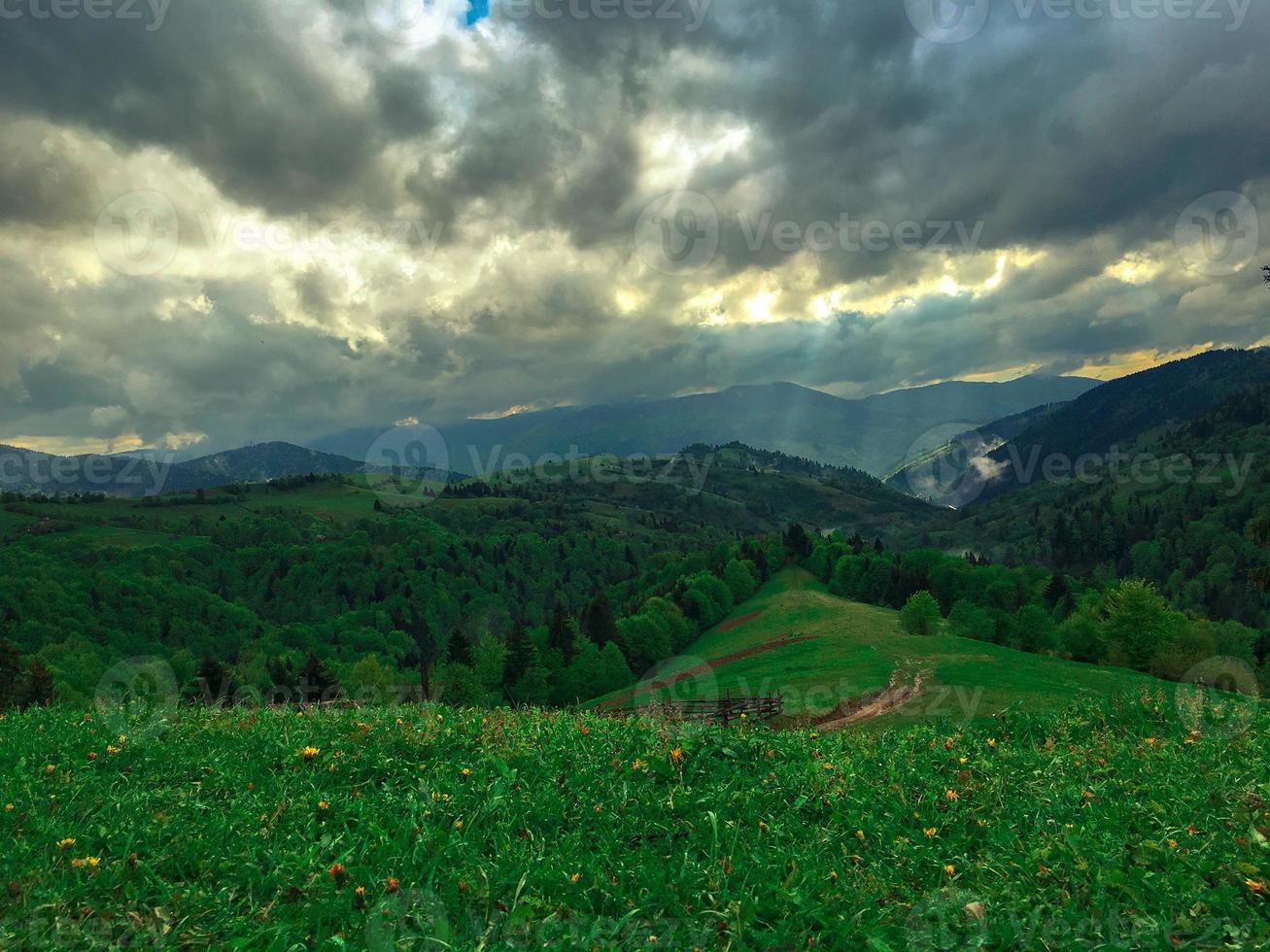 Berg und die Sonnenstrahlen foto