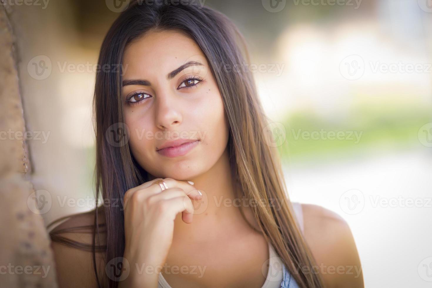 schöne junge Frau gemischter Abstammung foto
