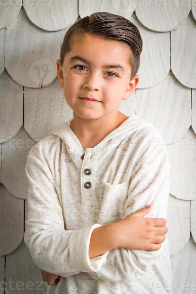 Porträt eines jungen hispanischen und kaukasischen Jungen mit gemischter Rasse foto