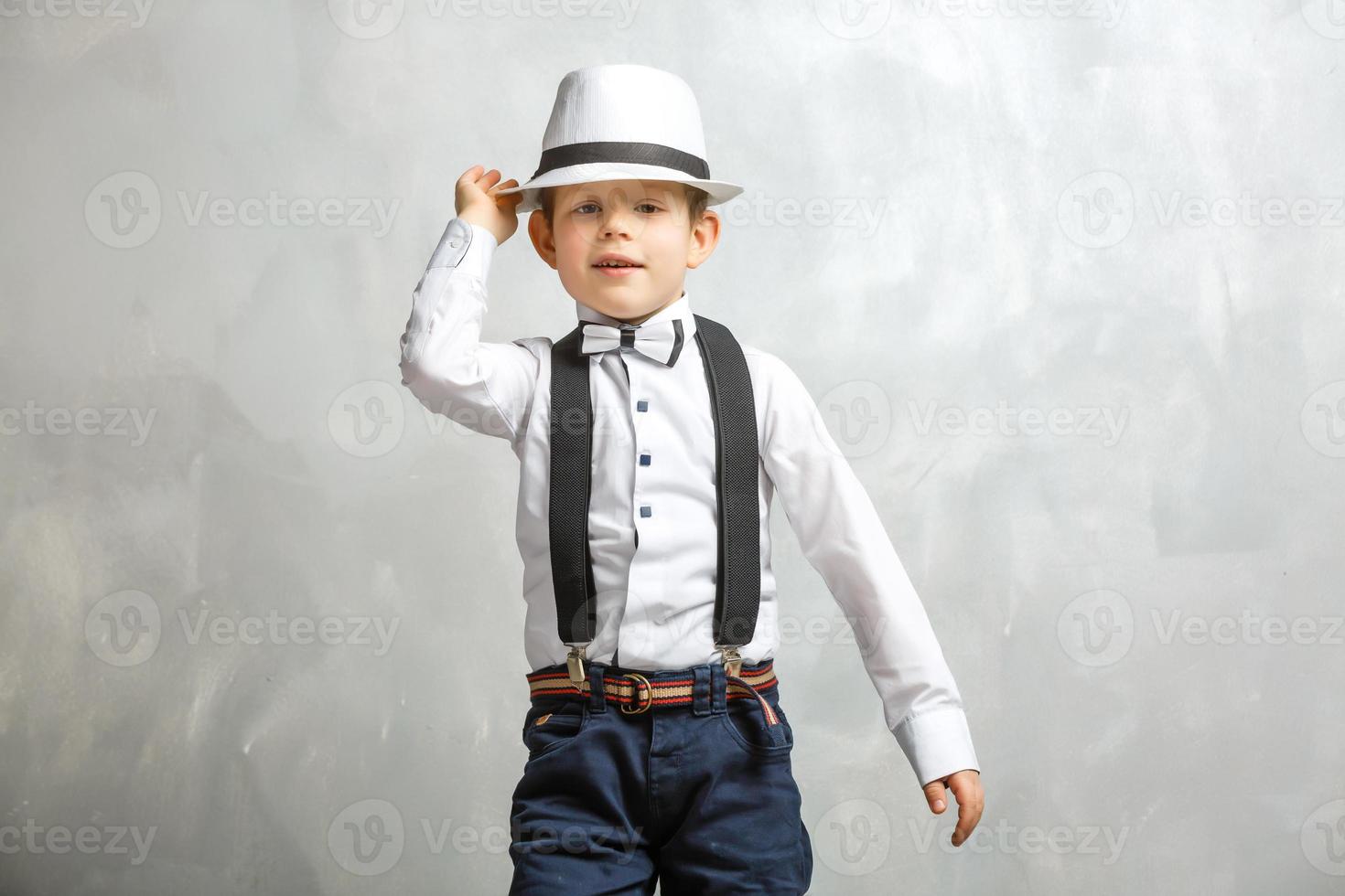 Grundschüler mit Notebooks auf grauem Hintergrund foto