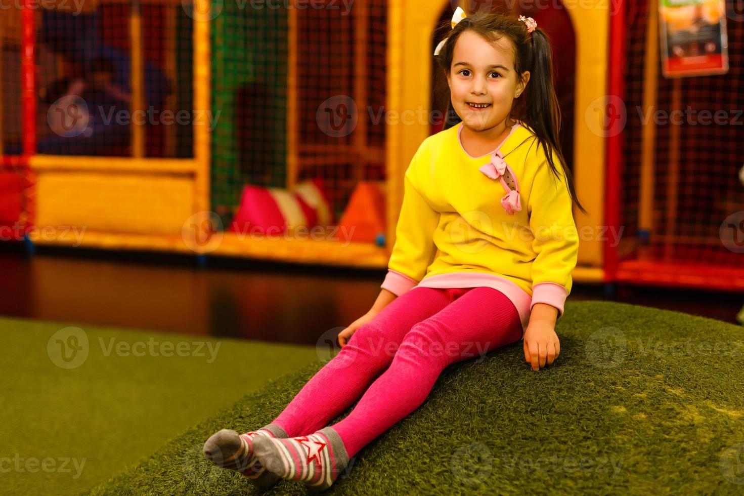 kleines lächelndes Mädchen im Kindergarten foto