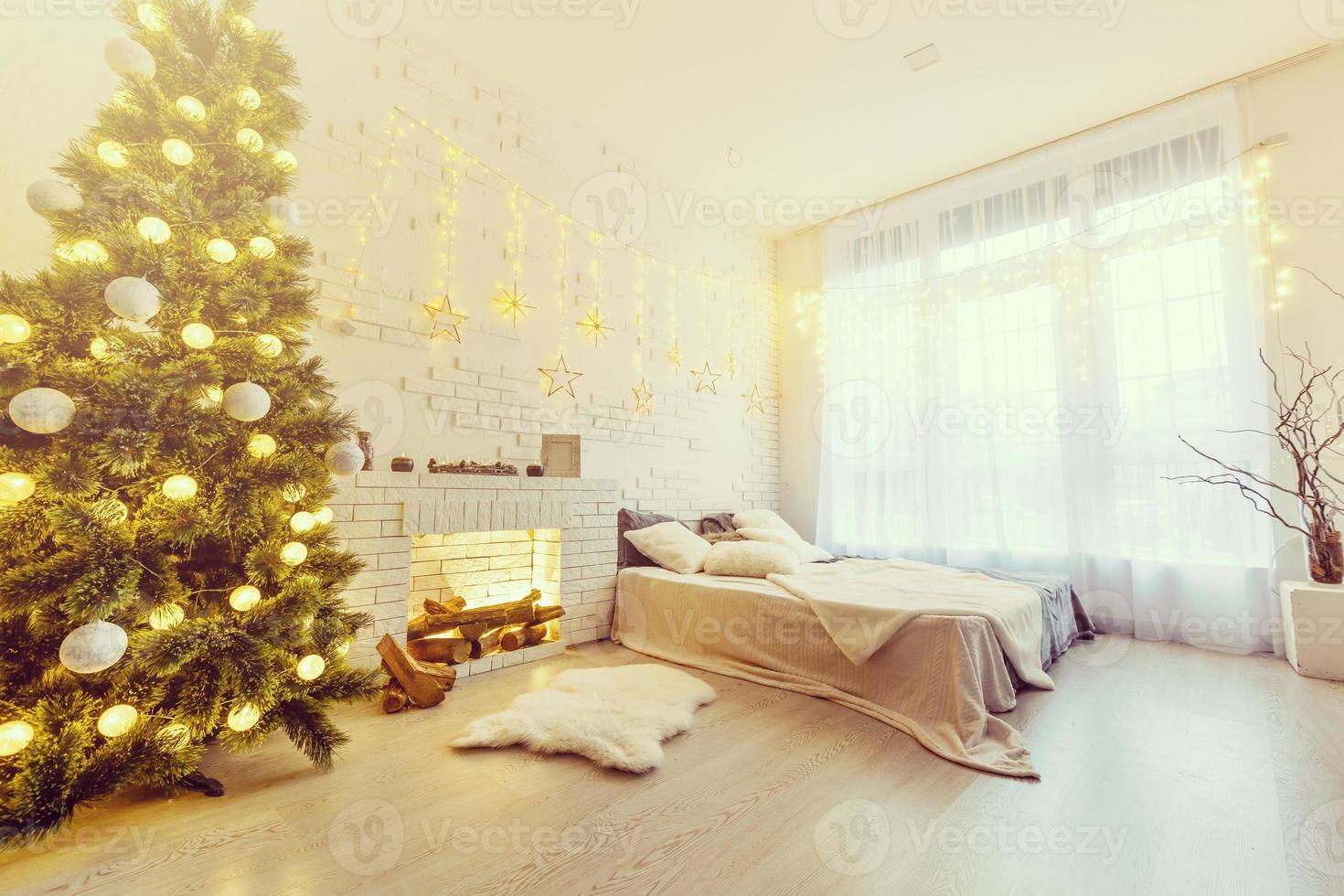 ein schönes weihnachtlich geschmücktes wohnzimmer. foto