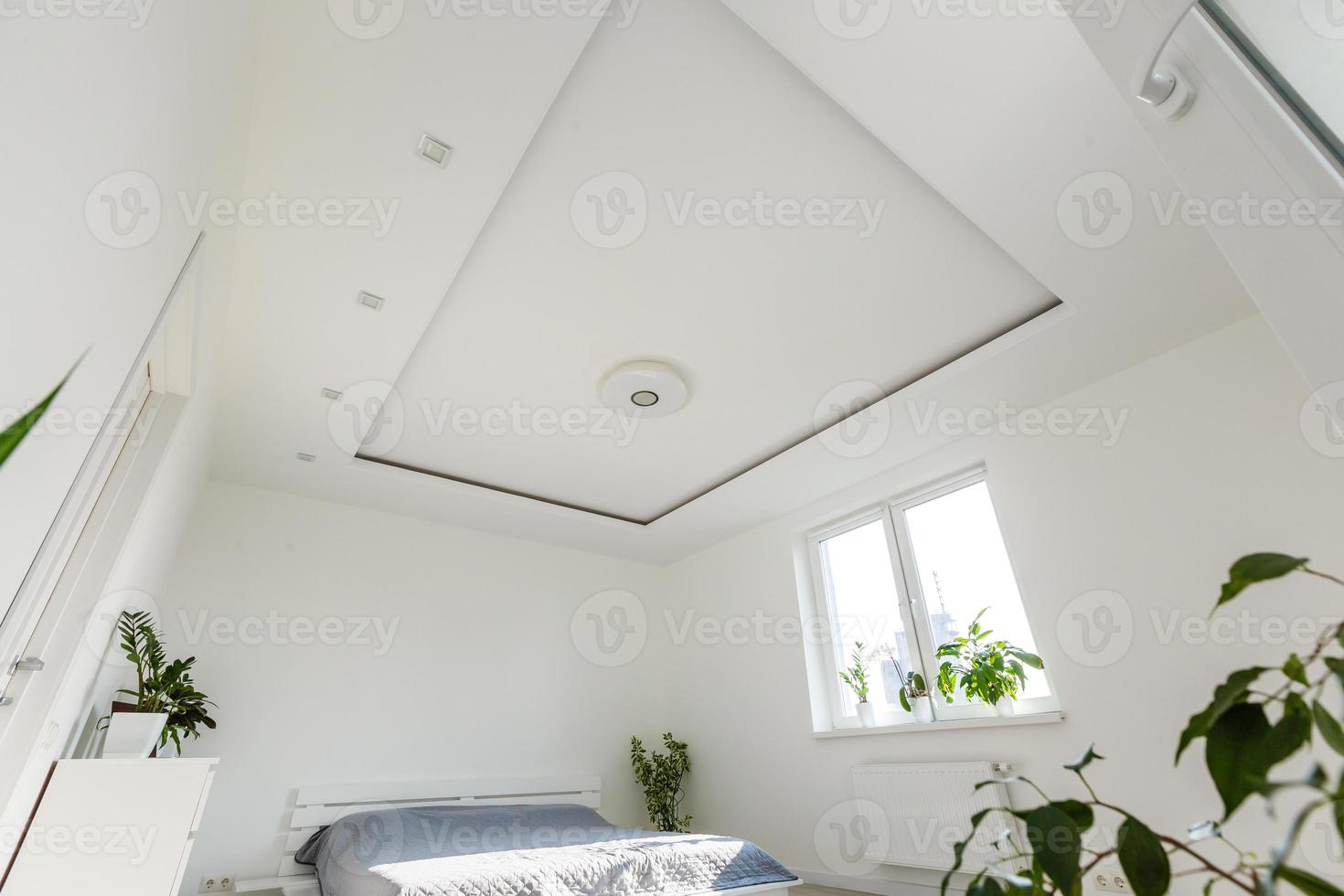 abstrakter weißer wehender vorhang in weißer schlafzimmerwohnung foto