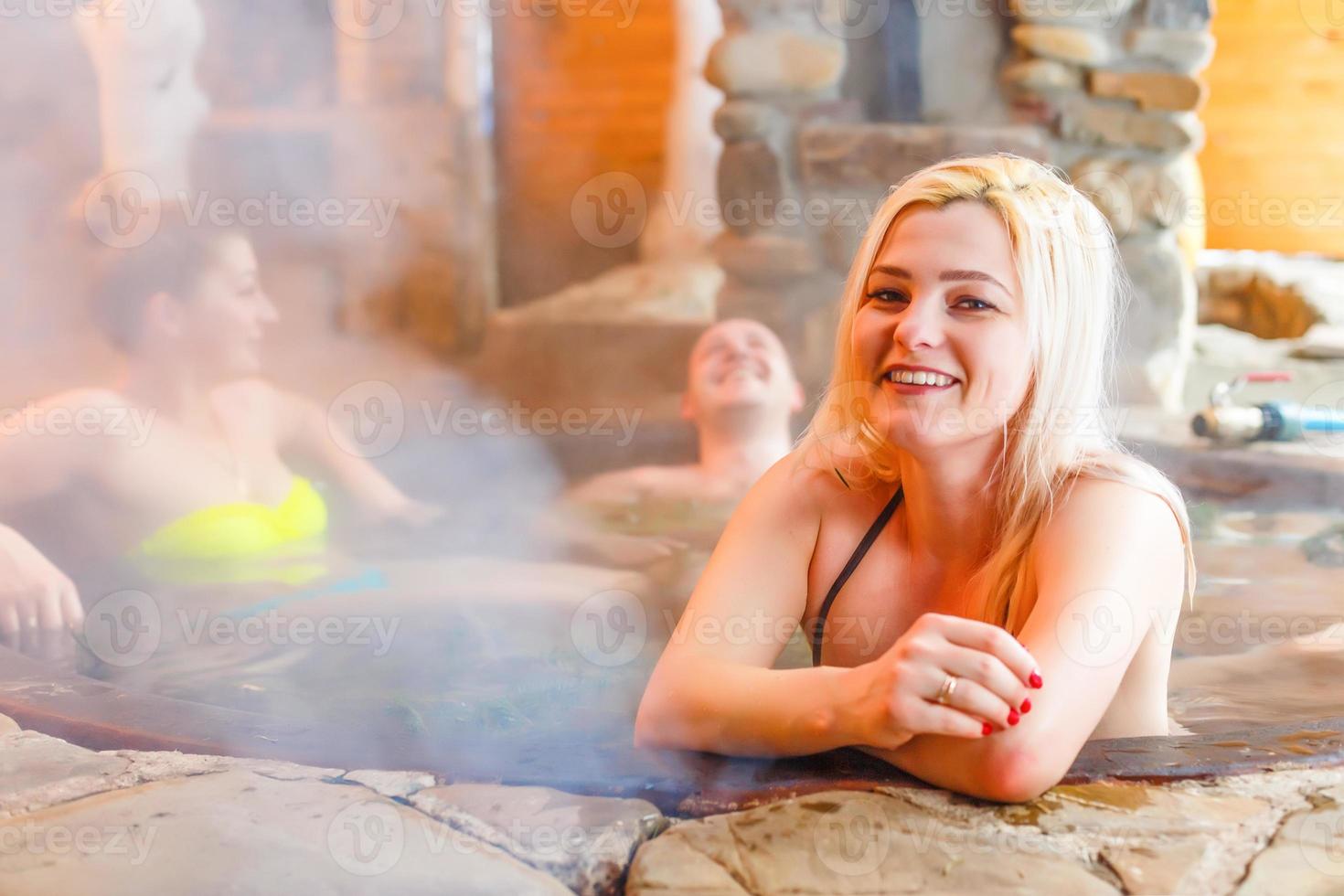 Freunde in Fässern, Jacuzzi foto