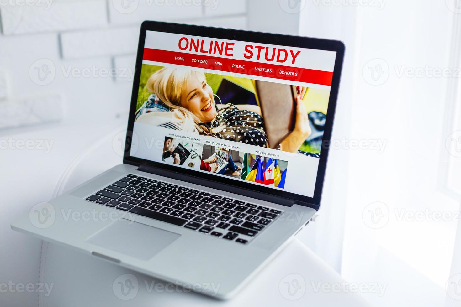 sofa mit laptop, der einen online-kurs für selbstbildung, persönliches training oder qualifikationsverbesserung auswählt. Studentisches Fernstudium. foto