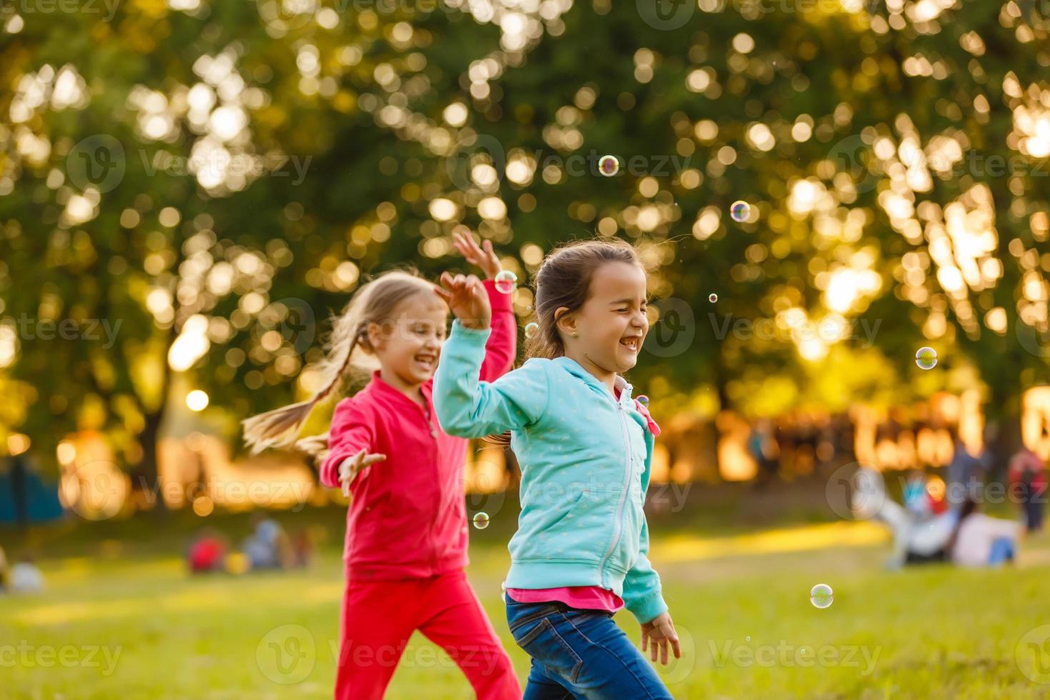 Sommerspaß. kleine Mädchen spielen auf dem Feld foto