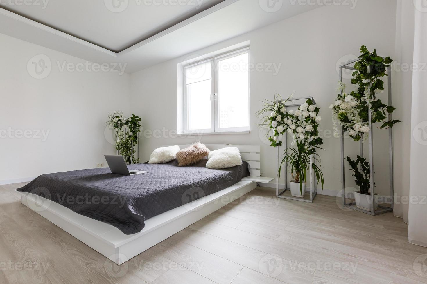 Frühlingsdeko und Blumen im Schlafzimmer foto