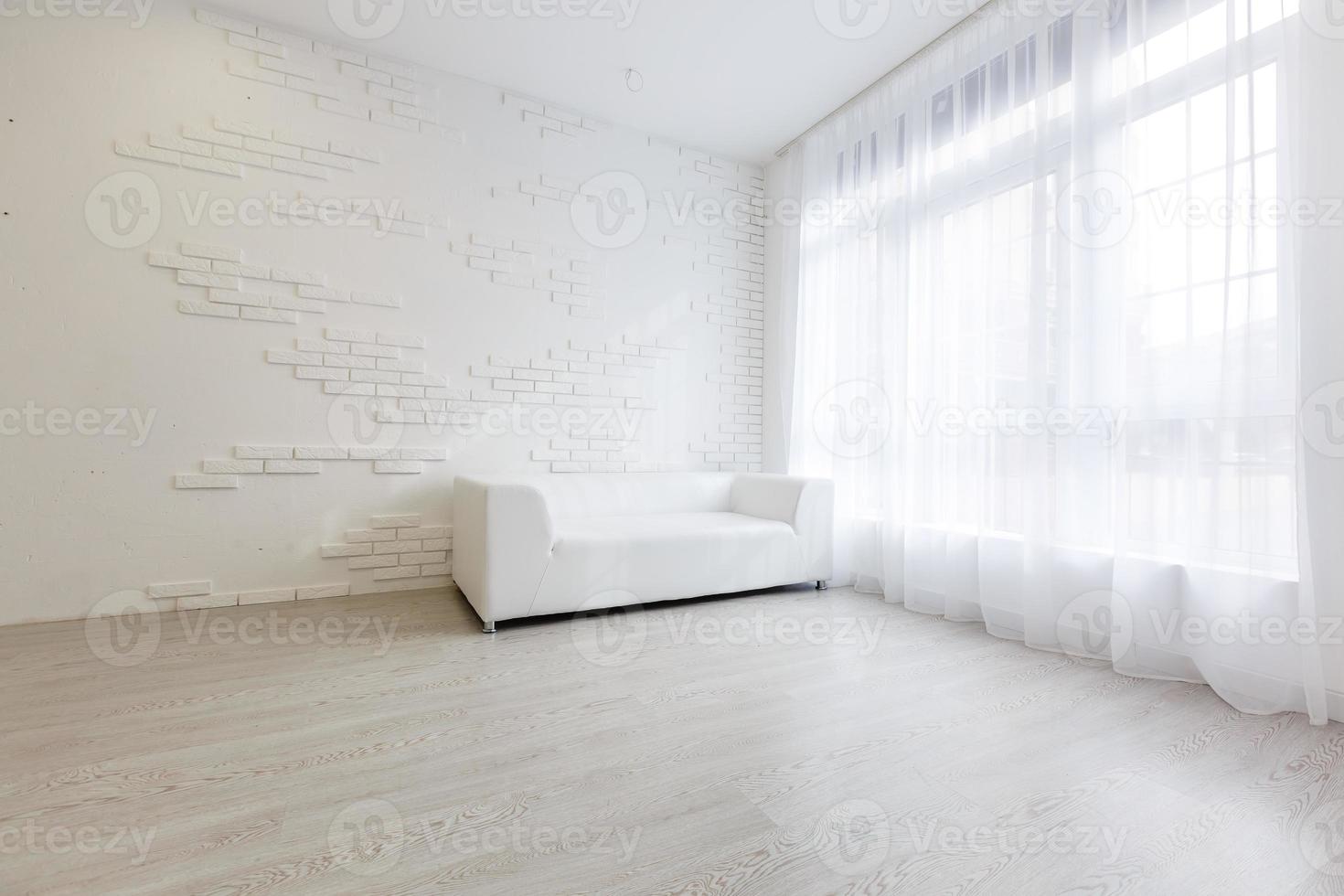Innenraum des Wohnzimmers im modernen Stil mit Stoffsofa, Beistelltisch und leerer weißer Wand auf Holzboden foto