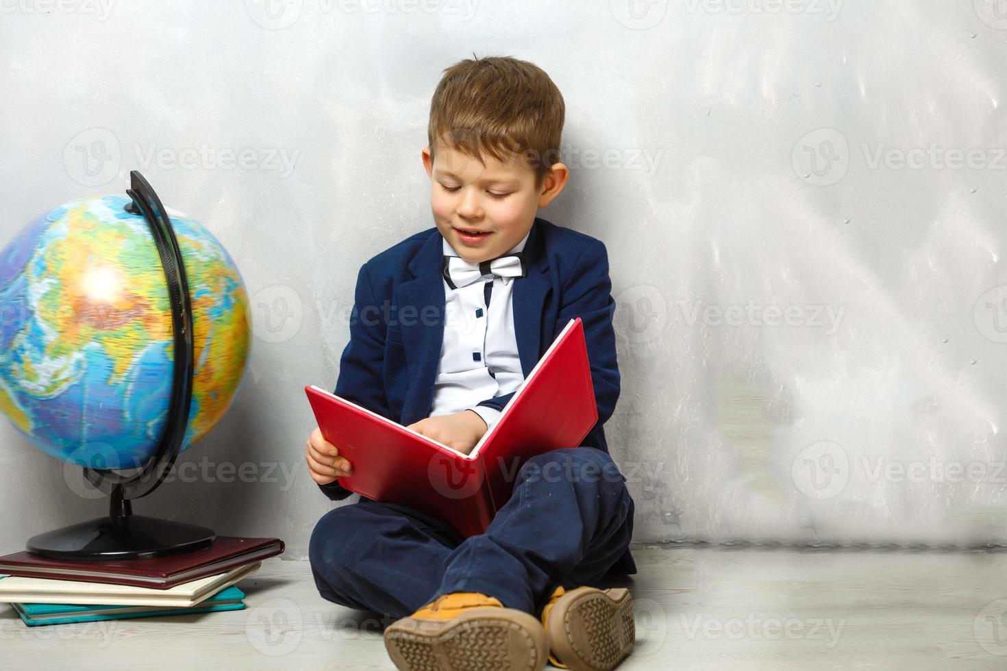 kleiner Student, der Bücher hält, Selbstbildung foto