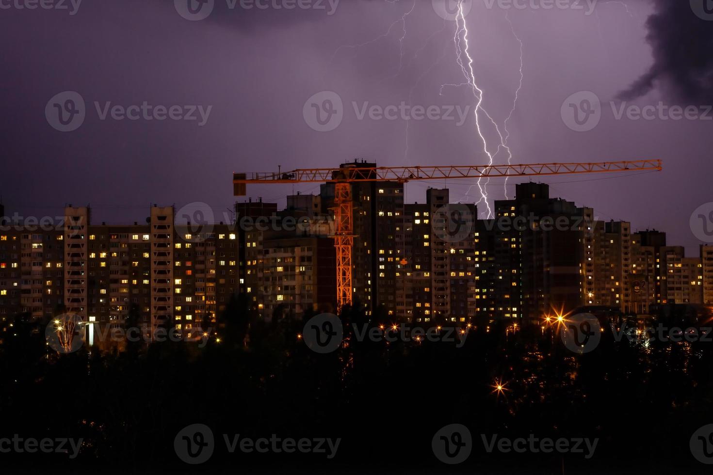 Sturm und Blitz über Haus. Gewitter in der Nacht in der Nähe des Dorfes. foto