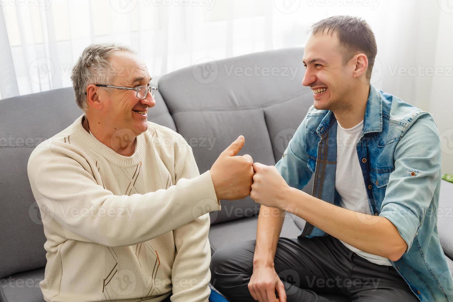 Zwei Männer unterhalten sich im Wohnzimmer foto