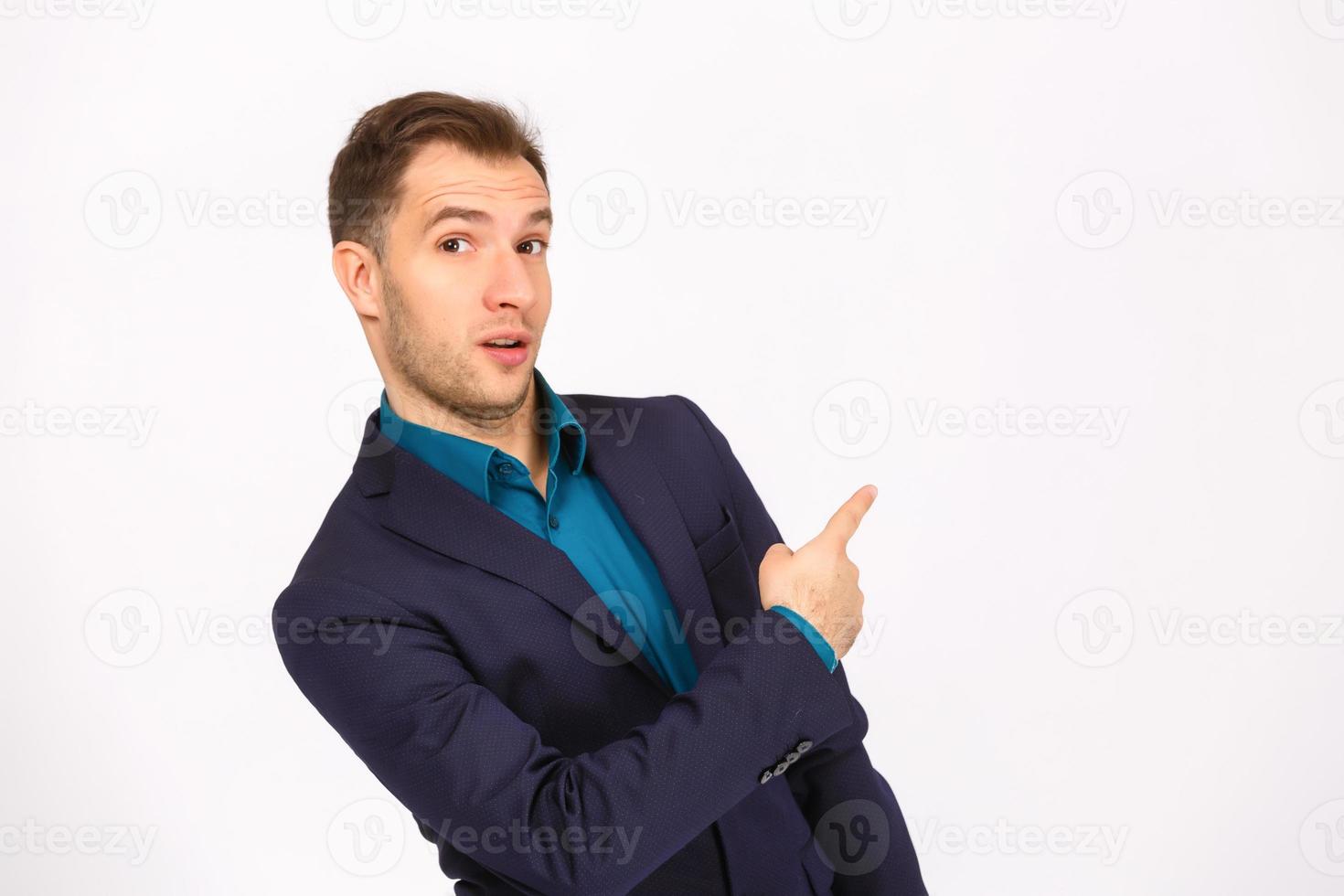 Mann steht und präsentiert etwas oben vor weißem Hintergrund foto