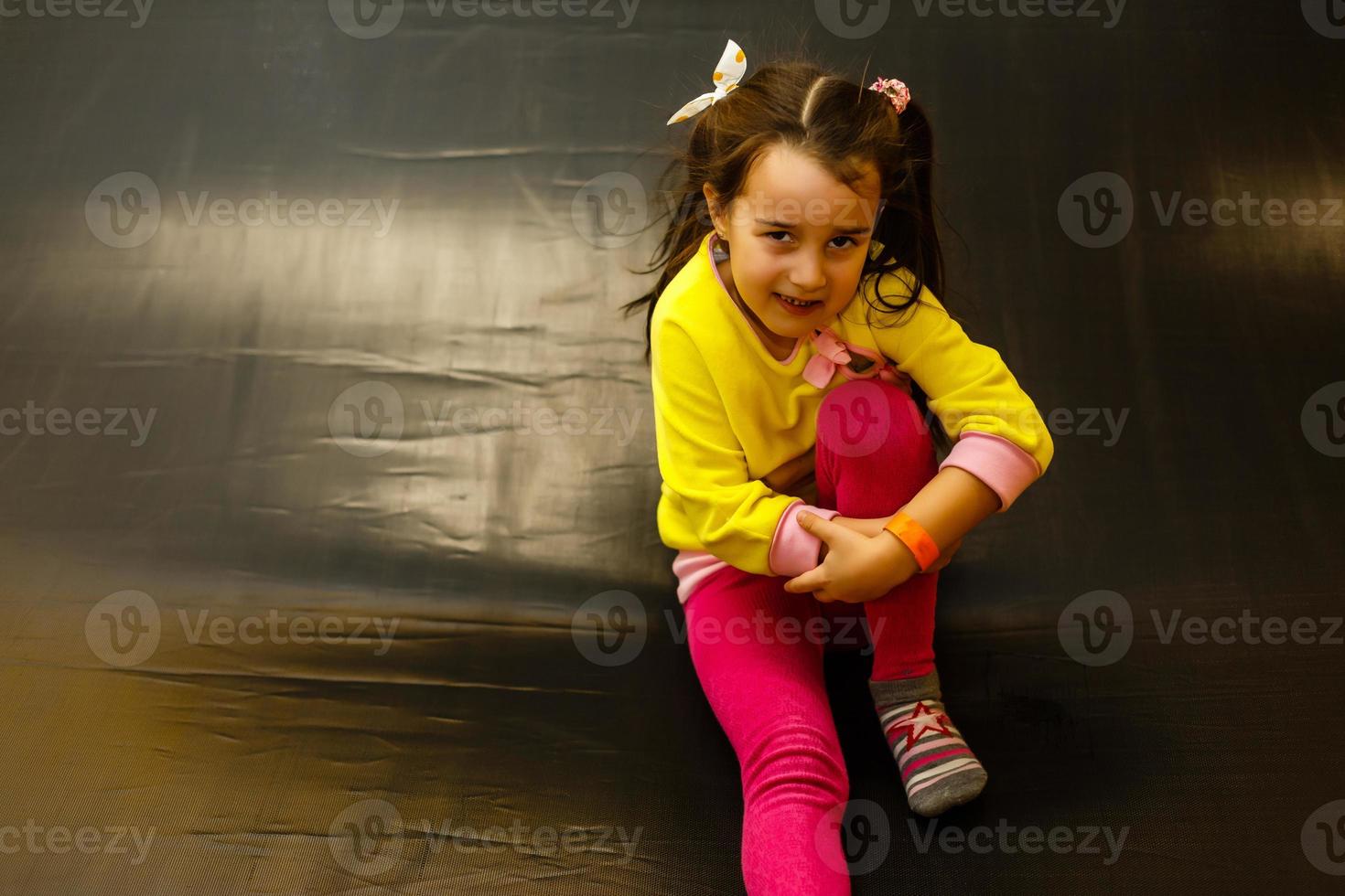 Kind verletzt. Nahaufnahme Wunde am Knie des Kindes. Kinderverletzung im Spielzimmer foto