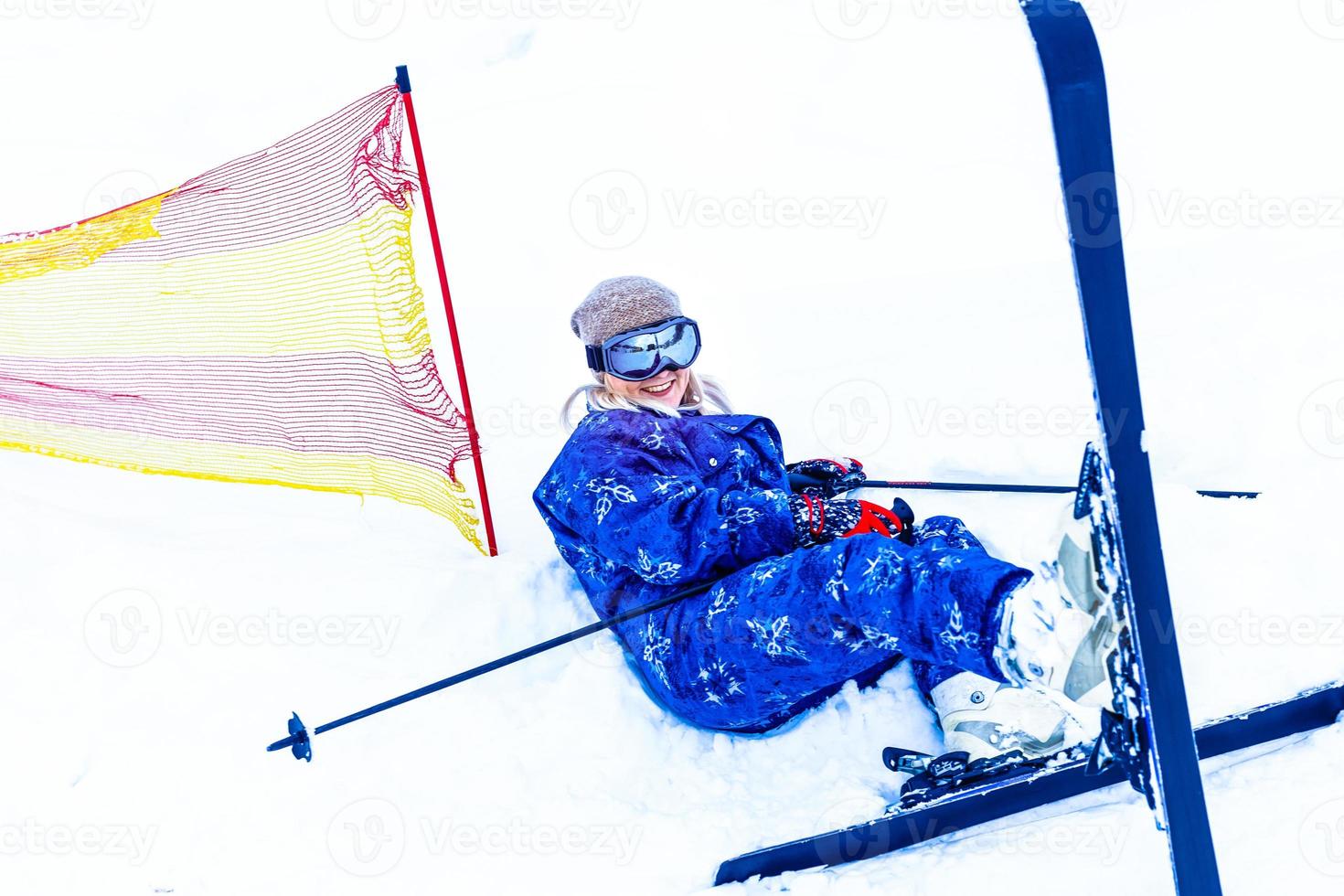 Porträt eines hübschen Skifahrers in blauen Overalls in einem Skigebiet foto