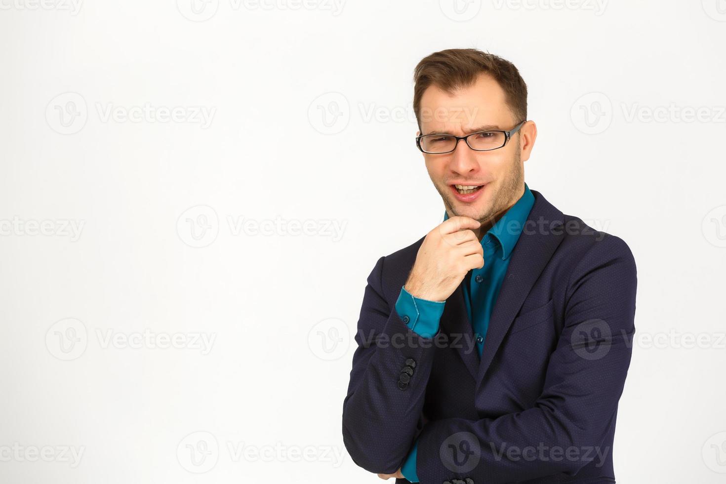 Mann denkt über grauen Hintergrund nach foto