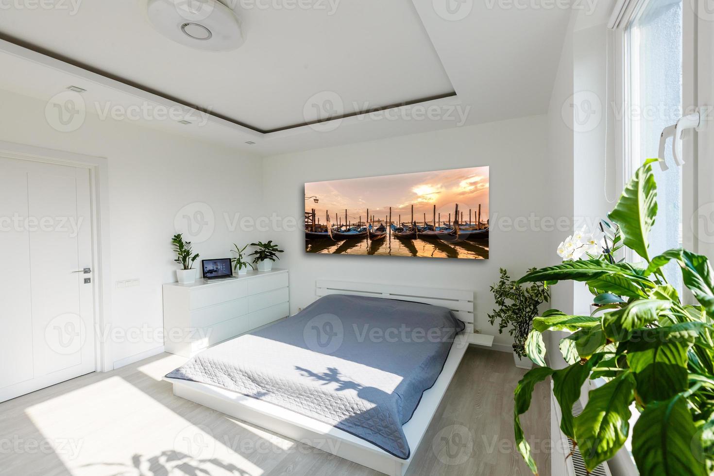 Zimmer mit einem Bett und einem großen Fenster. konzept interieur, dekoration, komfort im haus foto