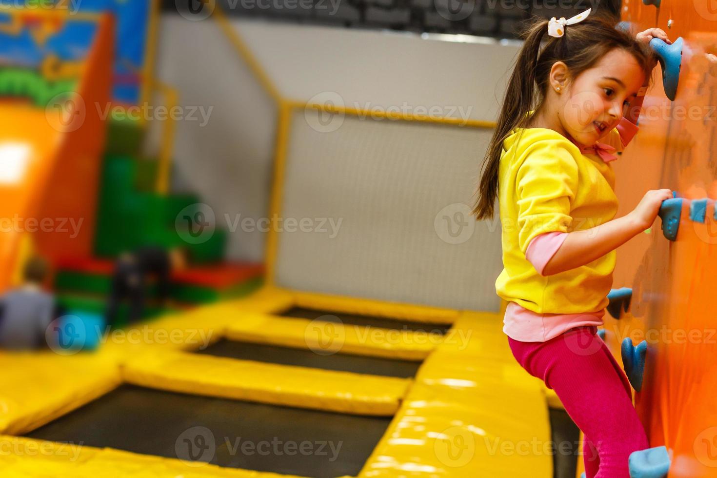 Kinder spielen auf einem aufblasbaren Trampolin foto