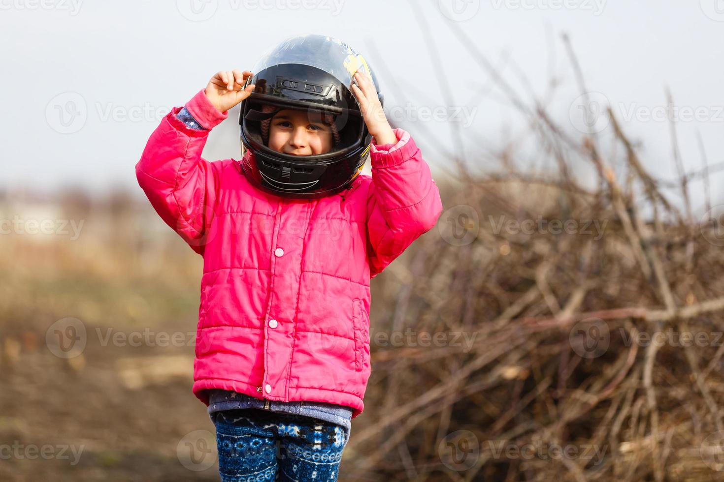 kind mit motorradhelm, sicherheitskonzept foto