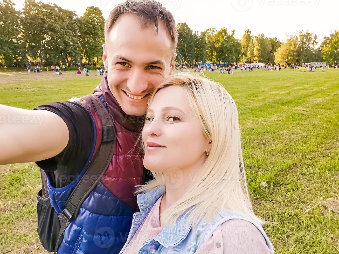 Porträt eines glücklichen Touristenpaares, das ein Selfie in der Stadt macht foto