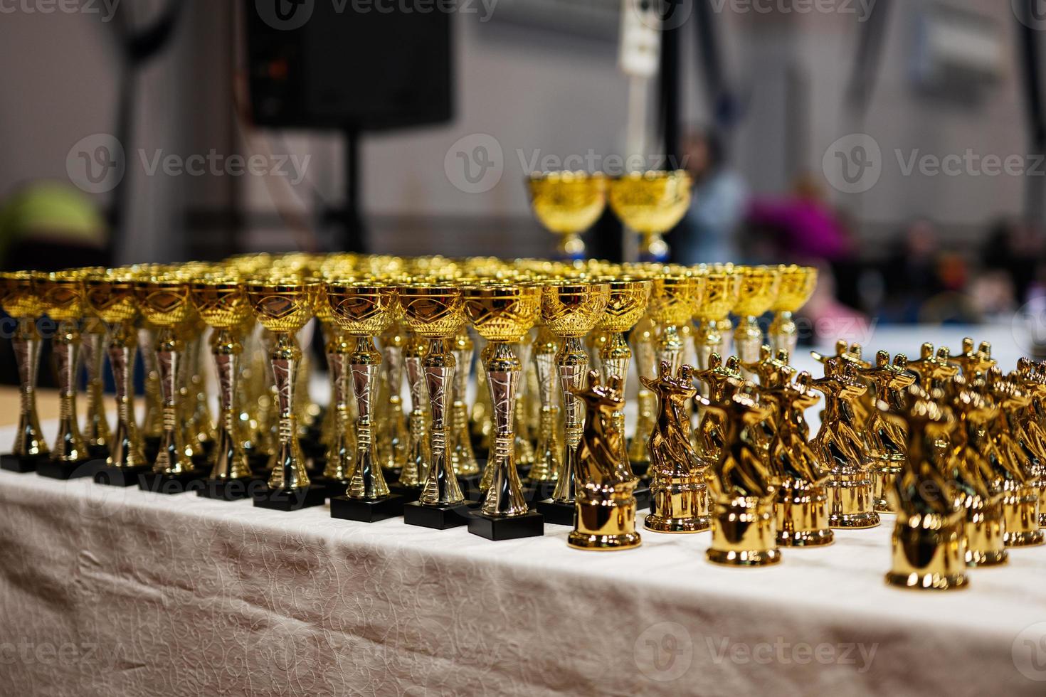Preis- und Siegeskonzept. Reihe goldener Pokale des Tanzwettbewerbs. foto