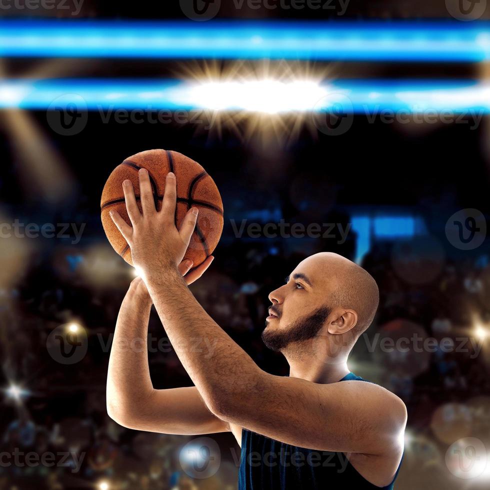 glatzköpfiger sportler, der basketball spielt und einen ball wirft foto