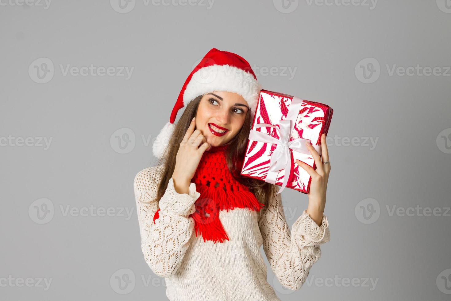 Mädchen in Nikolausmütze mit Geschenk foto