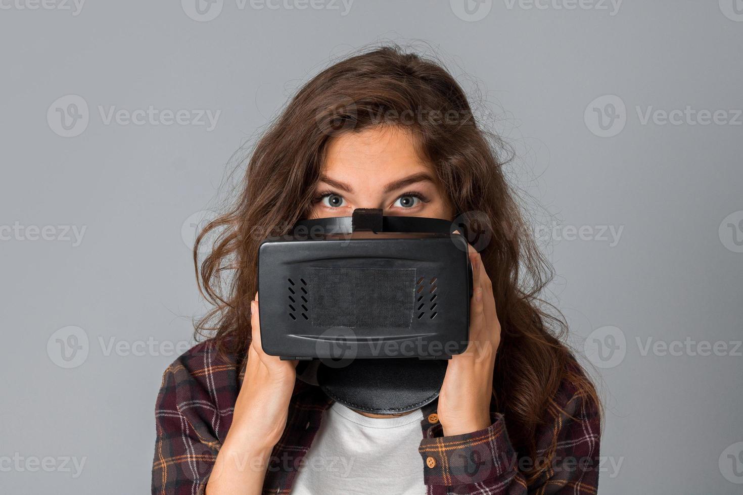 süßes Mädchen, das Virtual-Reality-Brille testet foto