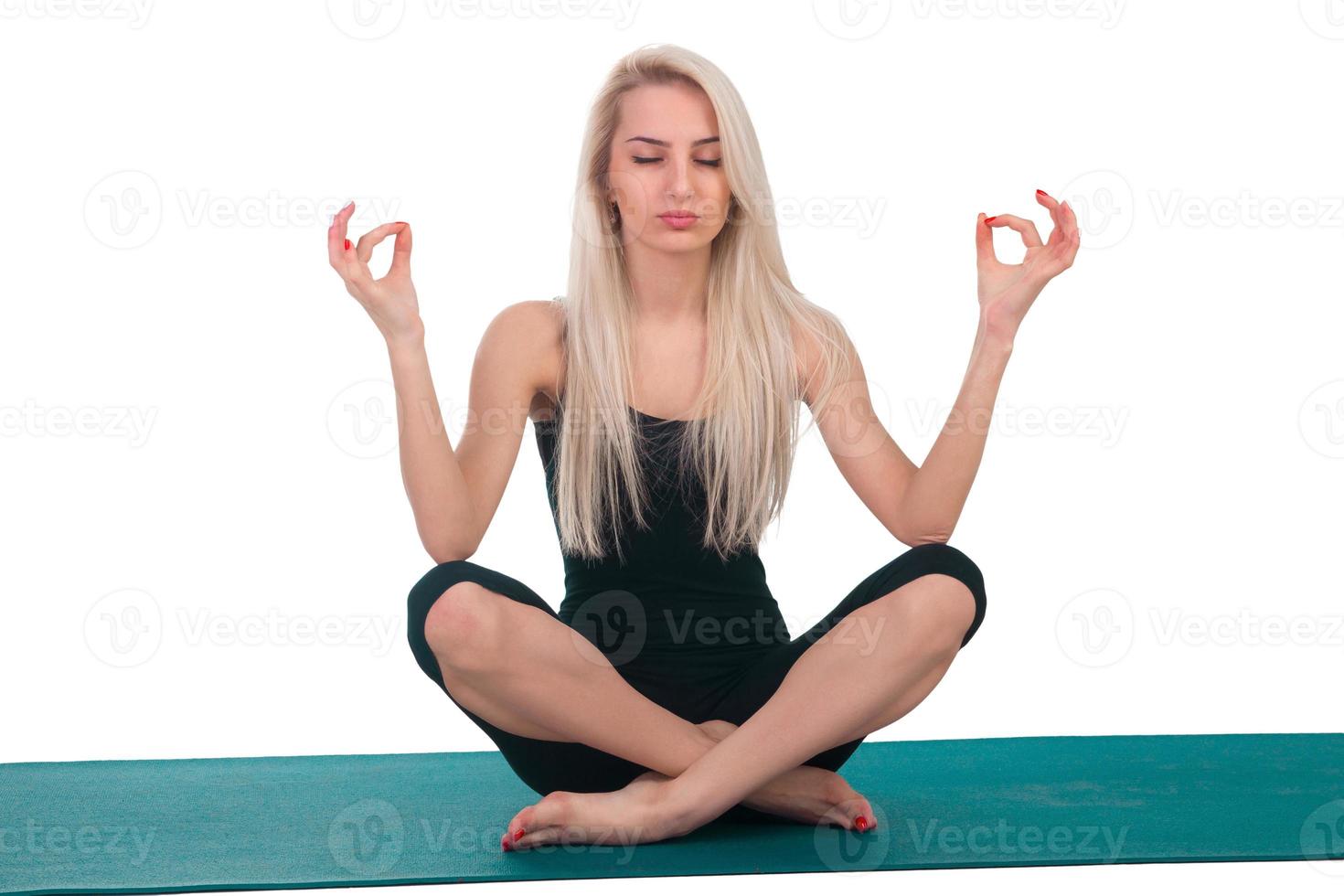 Frau praktiziert Yoga foto