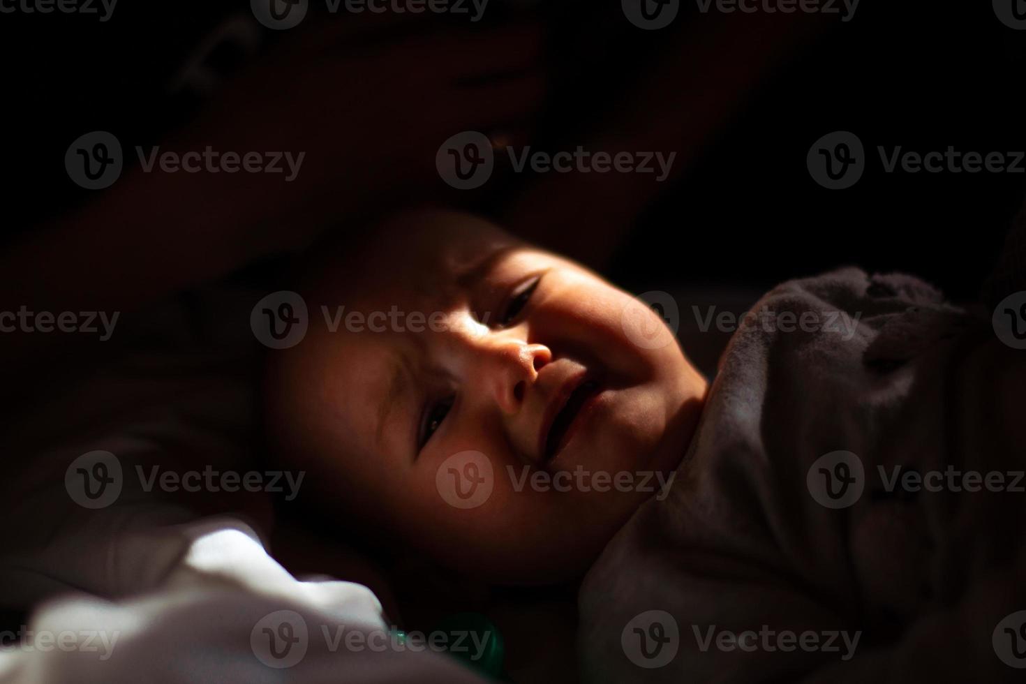 Neugeborenes Mädchen weint vor der Kamera foto