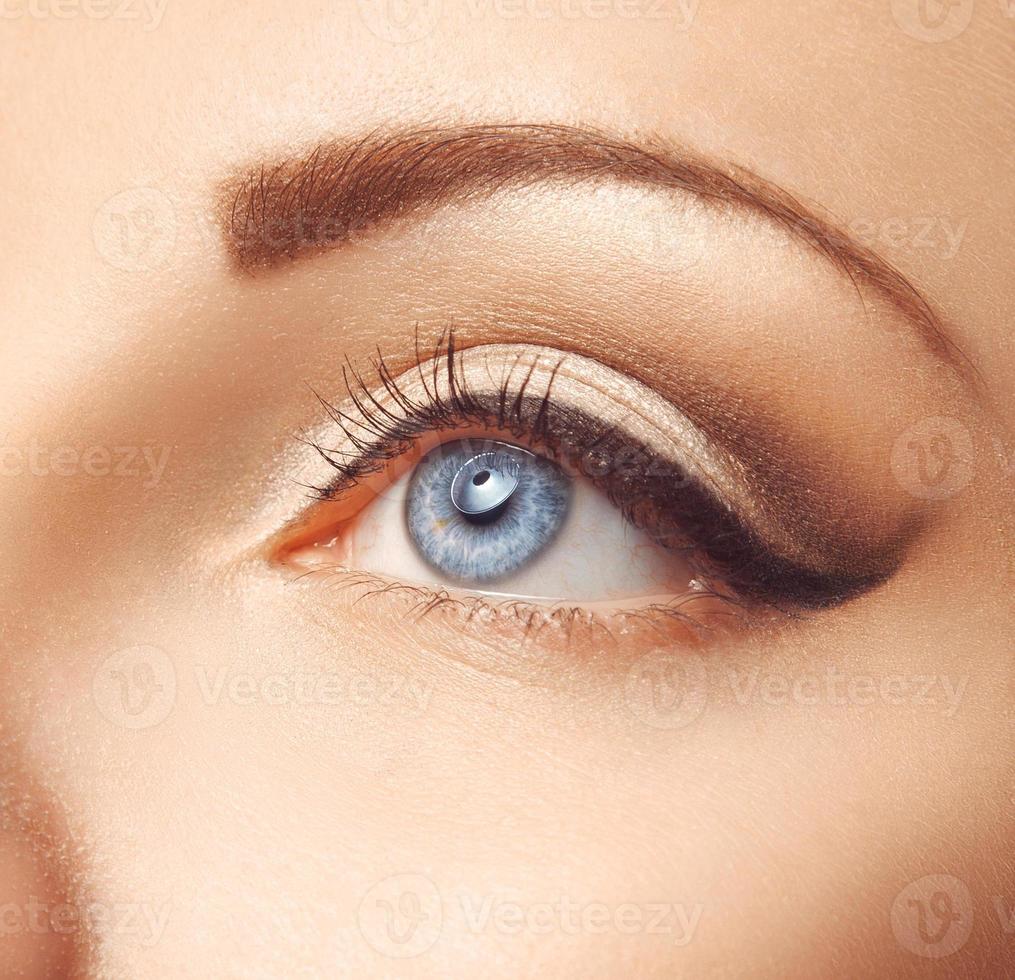 Nahaufnahmefoto des weiblichen blauen Auges foto