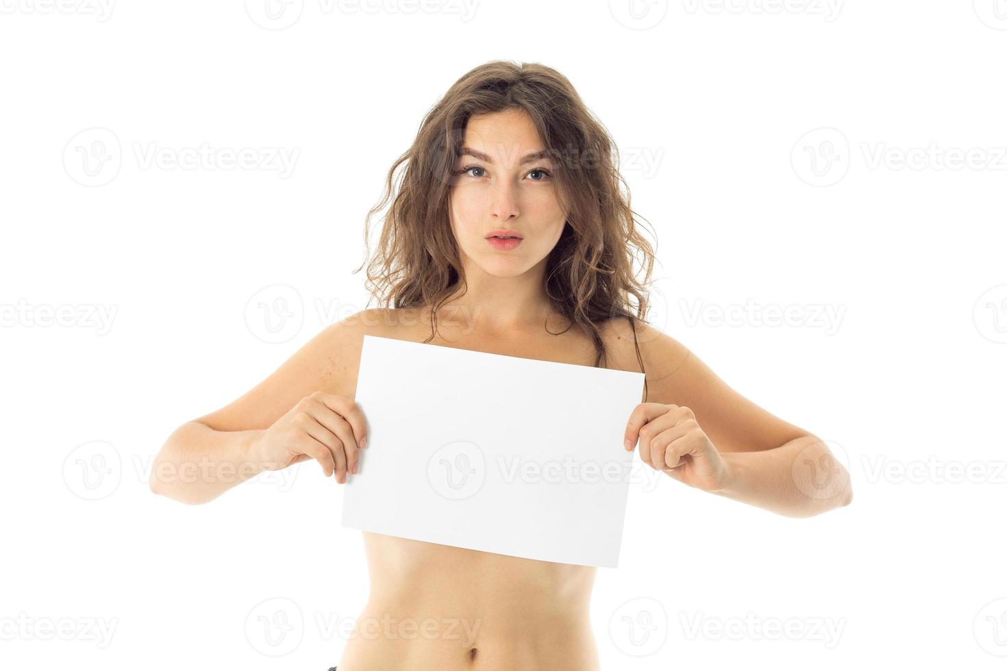 nacktes brünettes Mädchen mit Plakat foto
